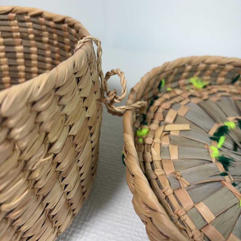 Handwoven Round Straw Basket Hinged Lid Green Yarn Sunburst Floral Boho Decor - Picture 7 of 11